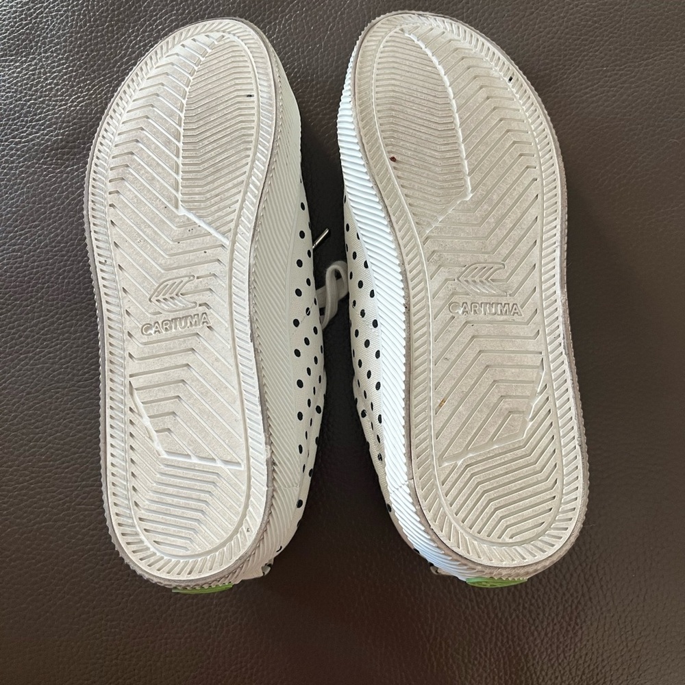 Cariuma OCA-low canvas sneaker in white polka dot. Size 10 women’s. - Picture 4 of 4